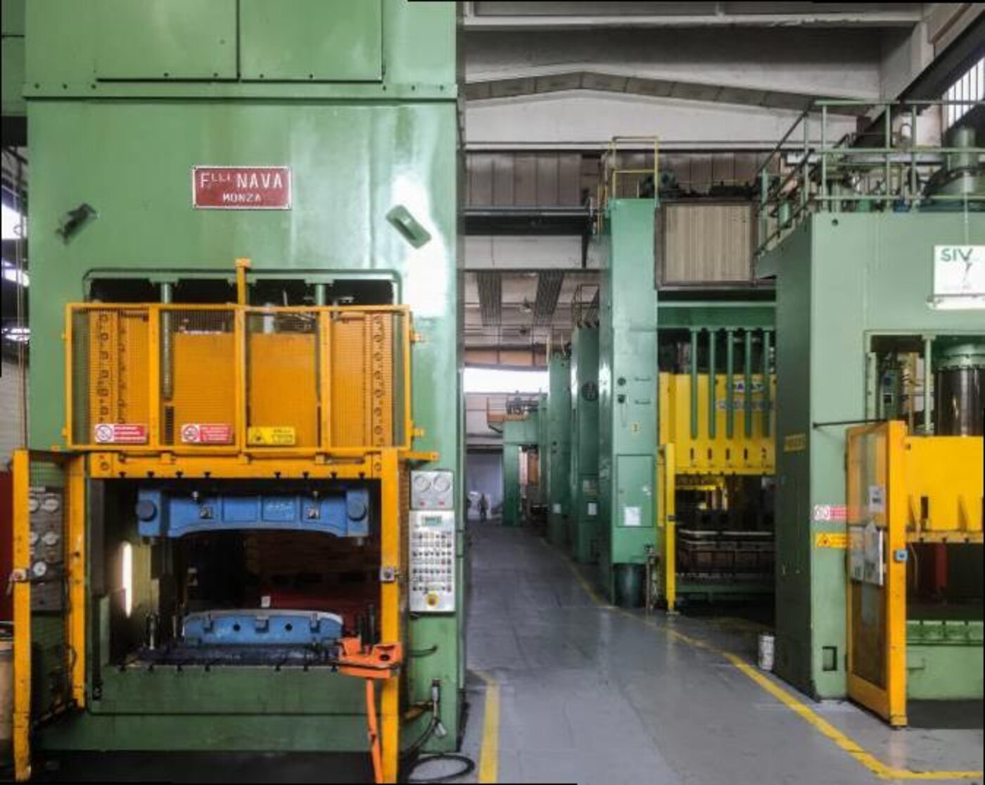 Presse idrauliche e meccaniche nel reparto stampaggio Golden Car