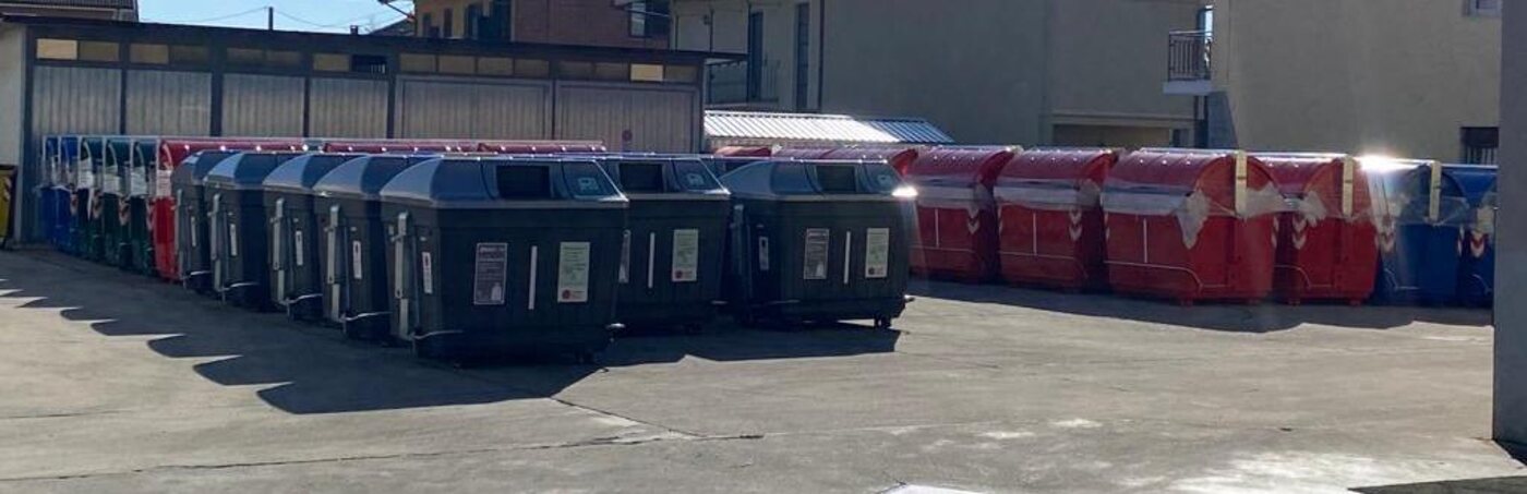 File di cassonetti pronti per il carico, piazzale Golden Car
