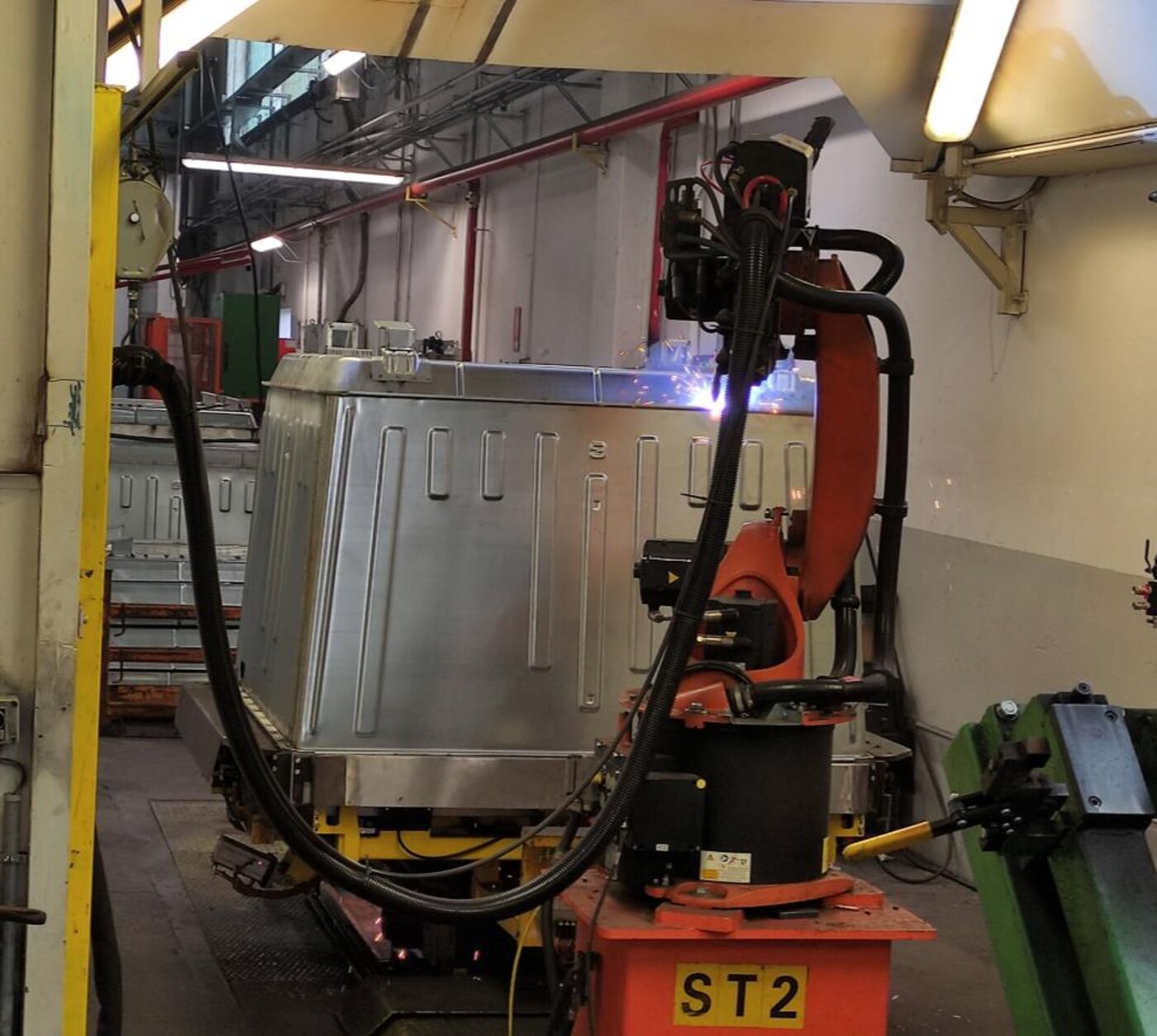 Robot per saldatura a filo su un cassonetto in lamiera