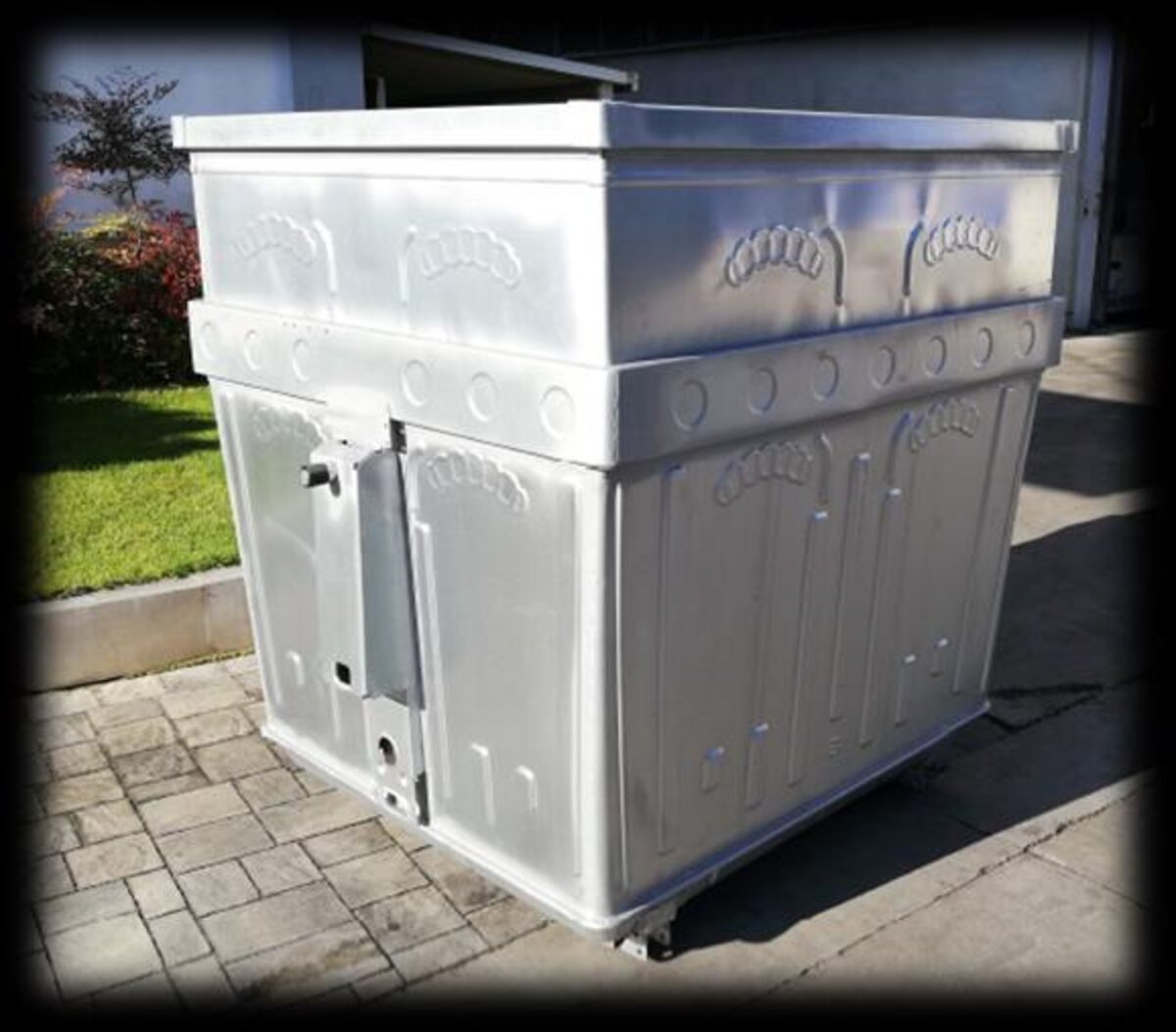 Contenitore interrato Eco-Golden finito, pronto per l'installazione